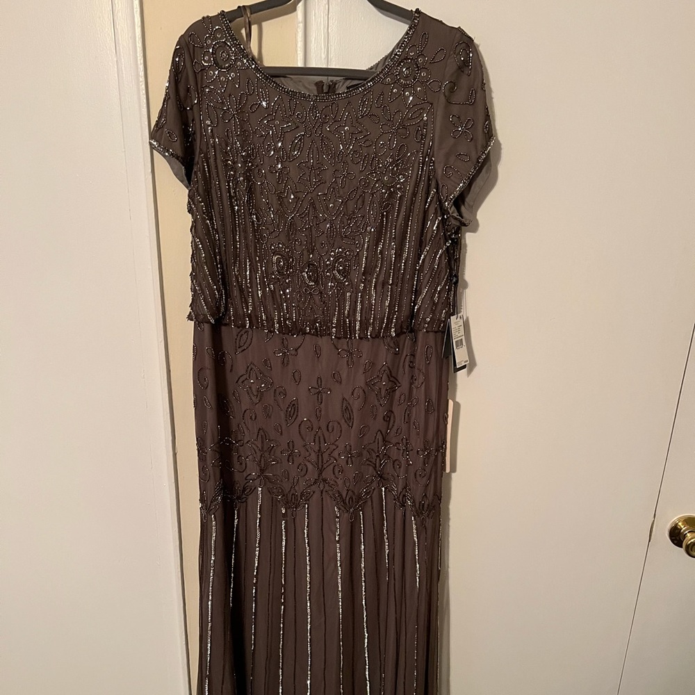 NWT ADRIANNA PAPELL Long Evening Gray Silver beaded beaded dress gown cap sleeve